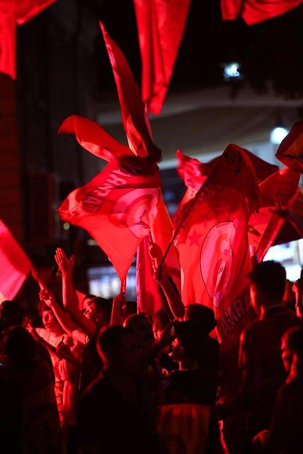 Galatasaraylılar doğal olarak şampiyonluklarını kutlamak istediler.