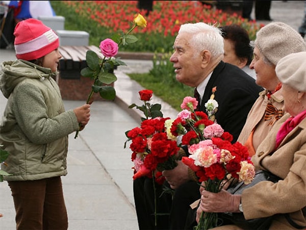4. Относитесь ли вы уважительно к людям старшего поколения?