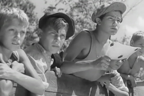 7. Как называлась игра, при которой участники делились на две команды, и в задачи одной из них входило поймать члена другой и выведать у него "секретное слово"?