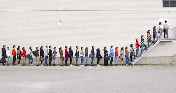 1. Представьте себе ситуацию: вы битый час стоите в очереди, и тут какой-то умник проскакивает вперед вас. Как отреагируете?