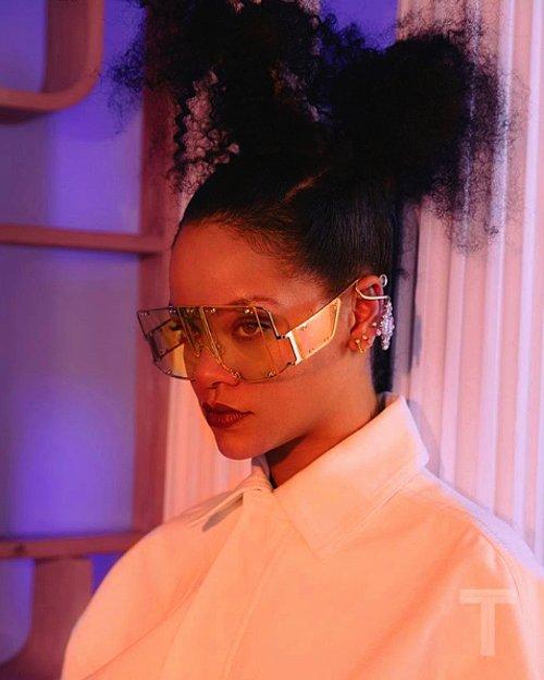 İç Çamaşırından Sonra Giysi Dünyasına Adım Atan Rihanna, Yeni Koleksiyonu Fenty ile Ortalığı Yıkmaya Geliyor!