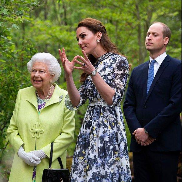 Kraliçe Elizabeth II de RHS Chelsea Flower Show'u Prens William ve Düşes Kate Middleton ile birlikte ziyaret etti.