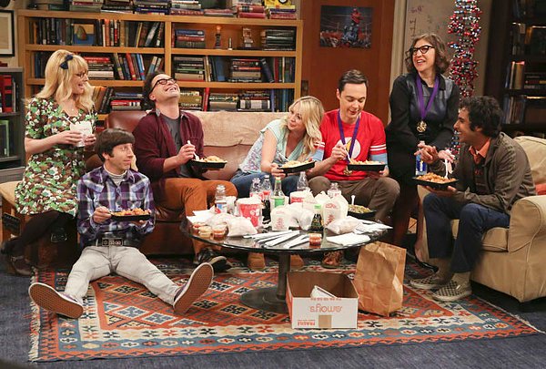 The Big Bang Theory, bütün ekip dışarıdan aldıkları yemekleri keyifle yer ve sohbet ederken biter!