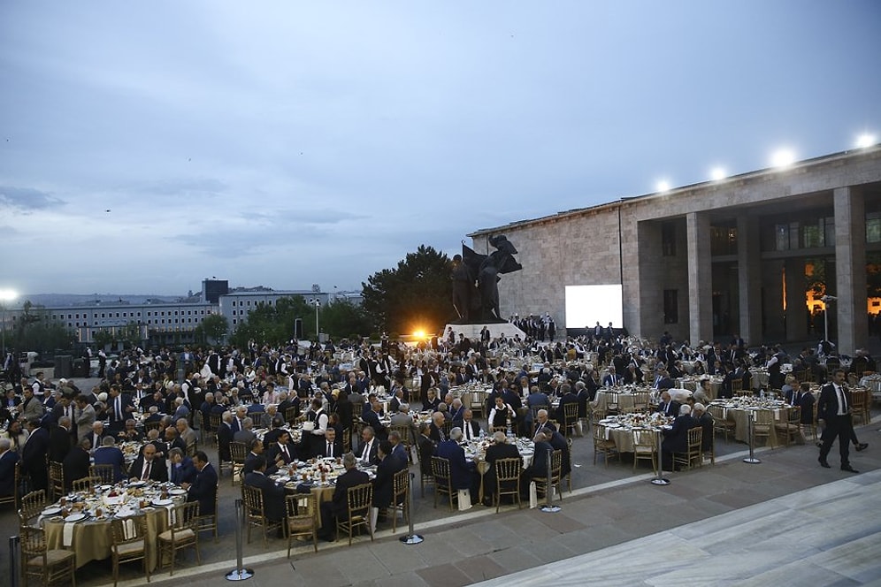 Sosyal Medyada 'İsraf' Tepkisi: Meclis'te Tüm Dönem Milletvekillerine İftar Yemeği Verildi