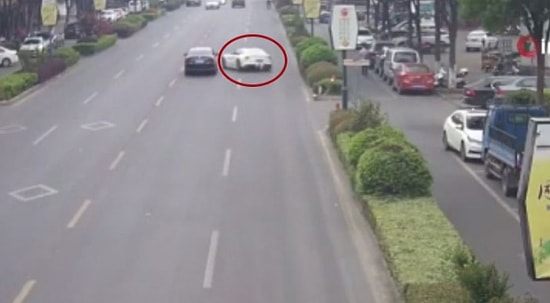 4 Milyon TL Değerindeki Emanet Ferrari ile Kaza Yaptı!