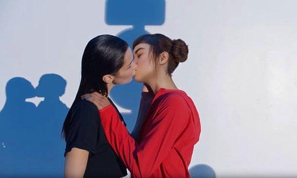 Bella Hadid ve Miquela'nın reklamda öpüşmesi ise deyim yerindeyse ortalığı ayağa kaldırdı!