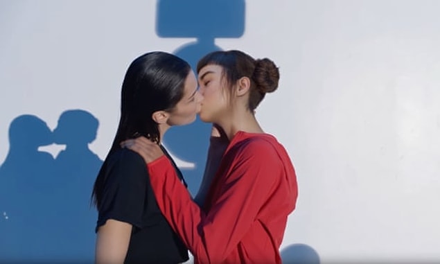 Bella Hadid ve Miquela'nın reklamda öpüşmesi ise deyim yerindeyse ortalığı ayağa kaldırdı!