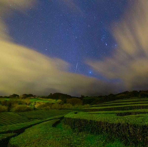 9. Portekiz'deki Azorlar takımadalarına bağlı Sao Miguel Adası'nda yıldızlar ve bulutlarla dolu gökyüzünden  bir kare.