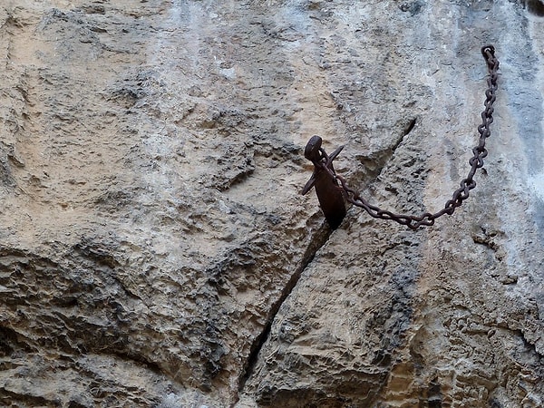 7. В каком произведении 11-го или, возможно, 12-го века упоминается Дюрандаль?