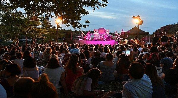 12. Doğa ile müziğin birleştiği Bozcaada Caz Festivali bu yıl 19-20-21 Temmuz tarihlerinde üçüncü kez gerçekleşecek. Hem de Birsen Tezer, Erkan Oğur gibi isimlerle...