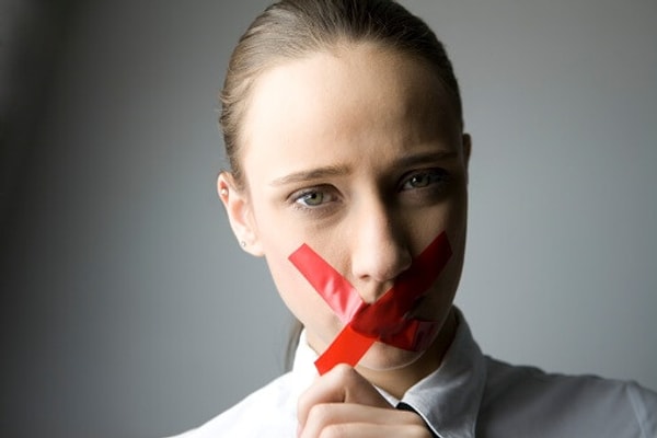 9. Какой врач НЕ поможет больному с потерей голоса?