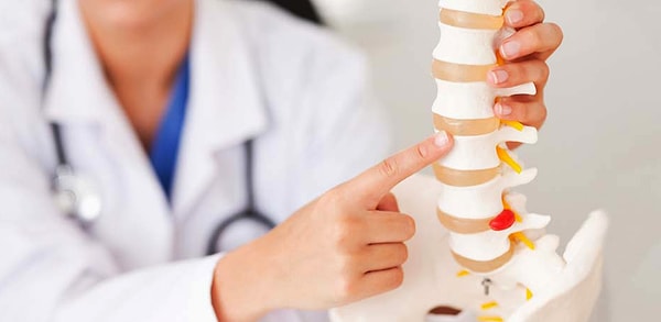 10. А какой доктор занимается альтернативной медициной, рассматривающей в качестве причин болезней нарушение связей между различными органами и частями тела?