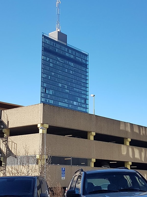 21. Здание снято с такого ракурса, что и не поймешь, куда делась его остальная часть