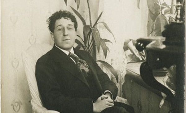 10. Какой русский поэт на вечере в Политехническом музее в 1918 году был провозглашен "королем поэзии"?