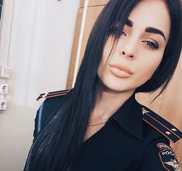 16. Вы бы хотели, чтобы вас арестовала такая девушка?