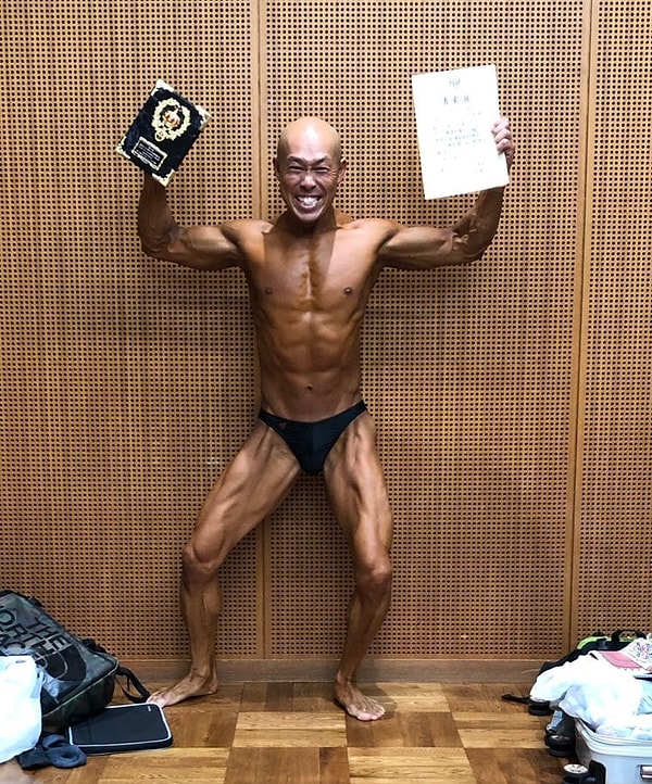 6. Он участвует во всевозможных соревнованиях