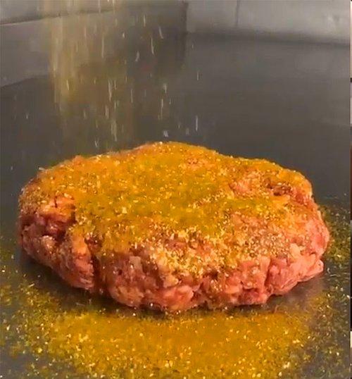 Nusret'in Fiyatıyla Dudak Uçuklatan ve Sosyal Medyada Tartışma Yaratan 24 Ayar Altın Kaplama Hamburgerini Merak Ediyor musunuz?