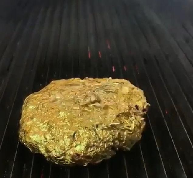 Nusret'in hazırladığı bu parıl parıl parlayan hamburgerin fiyatı ise 300 dolar.