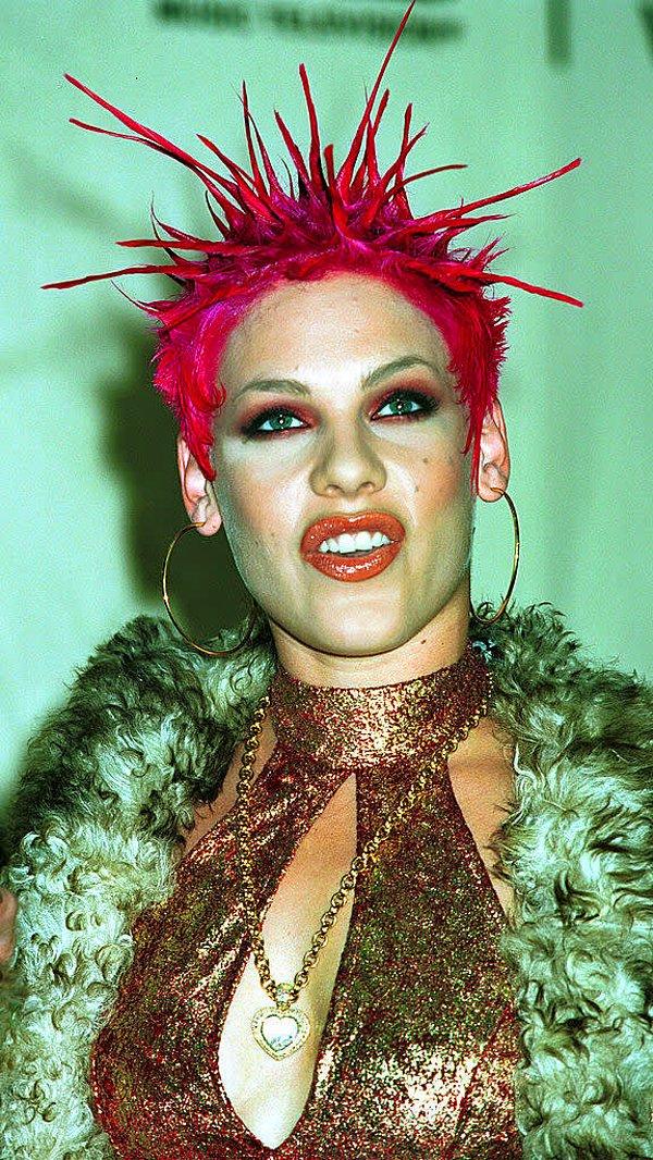 9. 2000 yılında Pink ilk albümü 'Can't Take Me Home'u çıkardığında;