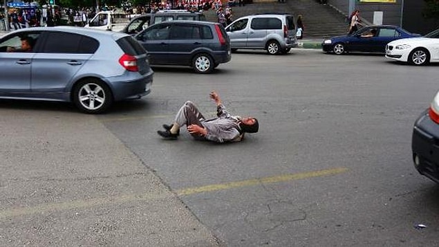 Bursa'da farkındalık yaratmak isteyen tiyatro oyuncusu Bahtiyar Keskin kendi elleri ile diktiği kaplumbağa kostümünü giyerek trafiğe çıktı.