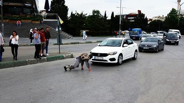 Protestoyu tehlikeli bulanlar ise polis ekiplerine durumu haber verdi. Olay yerine gelen ekipler Keskin'e protestosunu bitirmesini söyledi.