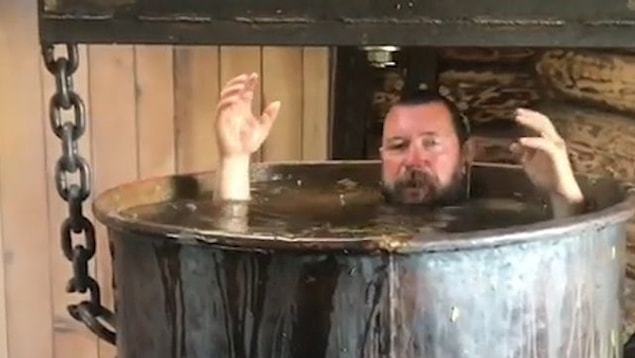 Sovyetler Birliği'nin çökmesinin ardından büyük bir servete kavuşan German Sterligov, tuhaf videoyu başkent Moskova'nın yakınlarındaki çiftlik evinde kayda aldı.