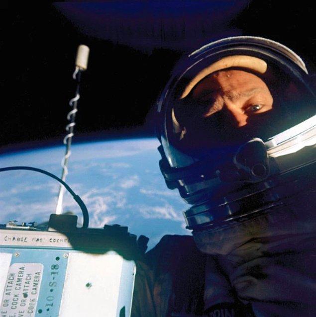 Belki de bu fotoğraf, uzayda çekilen ilk selfiedir 📸