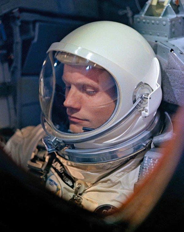 Neil Armstrong oldukça sakin gözüküyor. Acaba nasıl hissediyordu o anda...