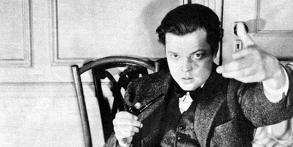 Oysa dinleyenleri oldukça panikleten bu olayın aslı bambaşkaydı: Orson Welles'in yönettiği bir radyo tiyatrosu yarattığı bu panikten habersiz canlı yayına devam ediyordu.