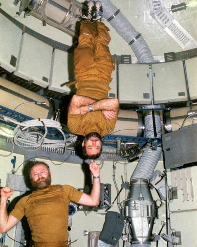 Mayıs, 1973. NASA'nın ilk uzay istasyonu olan Skylab'de astronot Gerald Carr, ekip arkadaşı William Pogue'u parmağının üstünde tutuyor.