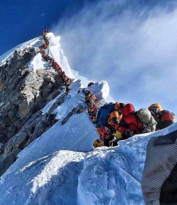 Bir tırmanıcı, Everest Dağı'nın zirvesinden aşağı inerken hayatını kaybetti. Kuyruk çok uzun olduğu için kurtarma görevlileri tırmanıcıya ulaşacak bir yol bulamadı.