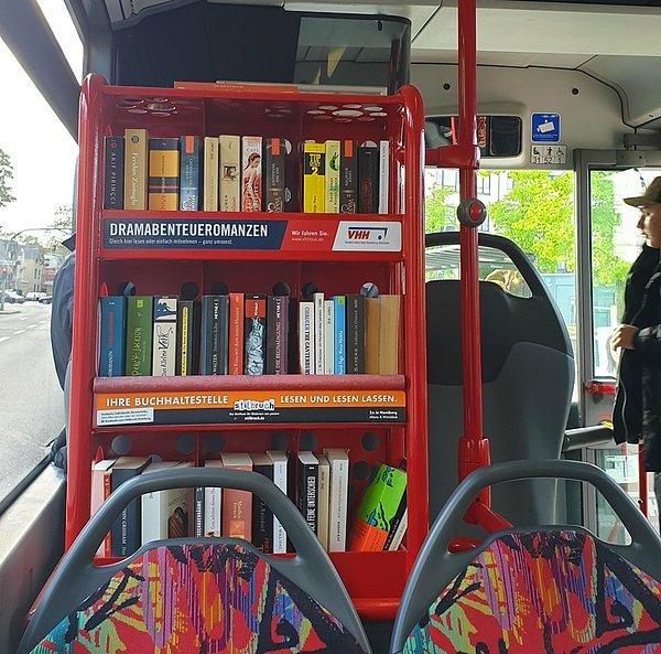 3. İçinde kitaplık bulunan otobüsle yolculuk yaparken daha az sıkılacaksınız.