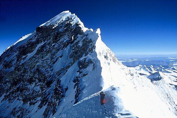 Hillary Step, Everest'e tırmanmak isteyen dağcıların karşısına çıkan zorluklardan bir tanesidir.