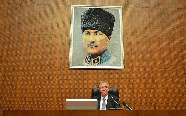 9. Belediye meclisinin salonu canlı yayınlar içn yenilenirken, Mansur Yavaş'ın talimatıyla salona Ulu Önder Mustafa Kemal Atatürk'ün portresi konuldu.