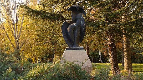 10. 3 yıl önce kaybolan Seğmenler Parkı'ndaki İlhan Koman'a ait heykel yeniden yapılarak parka yerleştirildi.