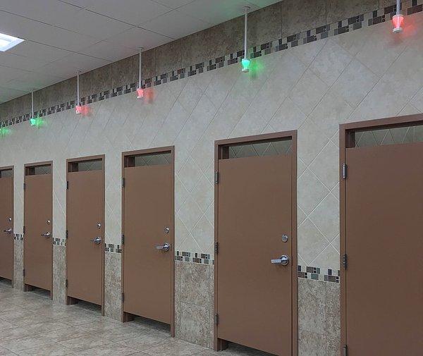 13. Tuvaletlerin doluluk veya boşluk durumunu gösteren akıllı lambalar...