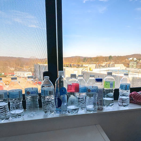 13. "Моя подружка коллекционирует бутылки"