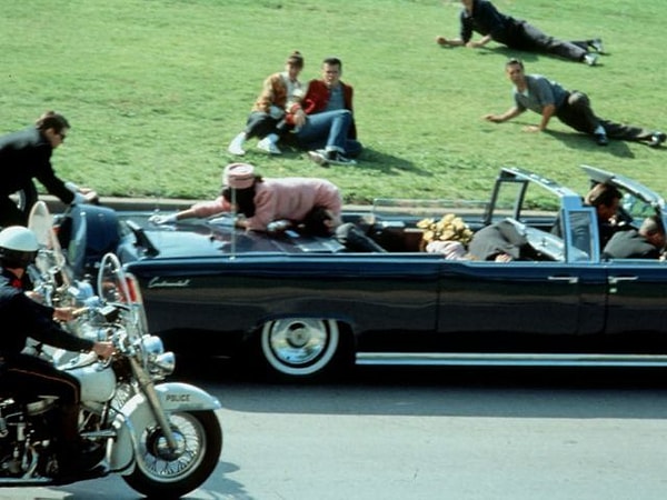 12. И последнее: Какое историческое событие изображено на фотографии?