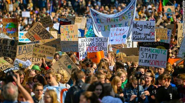 Almanya'daki eylemlerin adreslerinden biri Almanya’nın Köln kenti. Gençler ellerindeki dövizlerle iklim değişimine karşı önlem alınması yönünde mesajlar verdi.