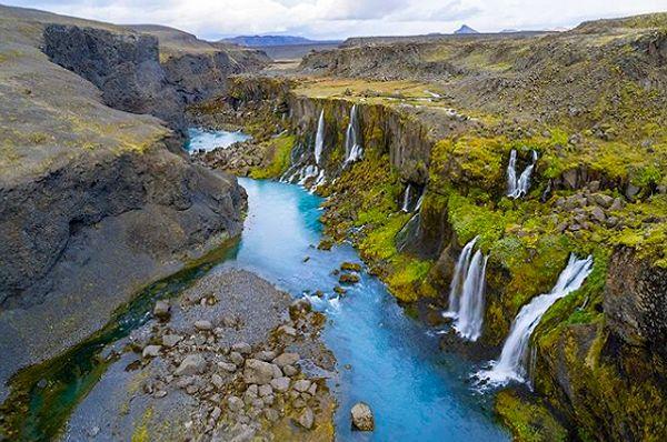 6. İzlanda Sigöldugljufur Kanyo'nun şelalelerinin huzur veren manzarası.