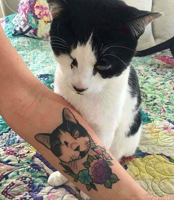 4. Kedisinin benzersiz görüntüsünü dövme yaptırmış bir hayvansever...