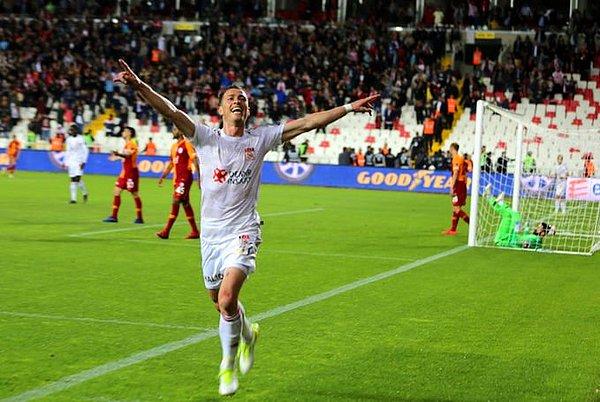 Sivasspor ise Rybalka ve Hakan Arslan'ın golleriyle 2-2'yi yakaladı ve devre bu sonuçla bitti.