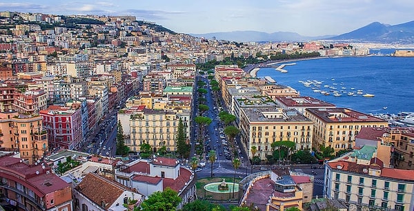 8. На побережье какого моря находится город Неаполь, Италия?