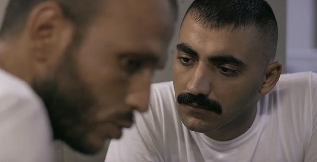 9. Fotoğraftaki karakter Garip'i Savaş'ın yanına veren karakterin adı neydi?