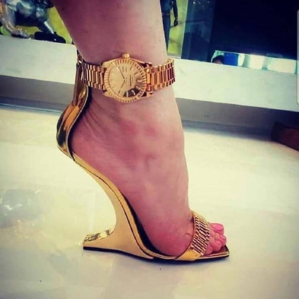 16. Туфли называются «Часы для подкаблучника»