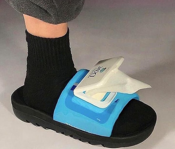 17. Чтобы всегда иметь под рукой парочку влажных салфеток... или над ногой?