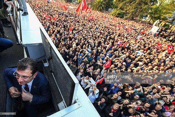 Ekrem İmamoğlu, mazbatasını aldığı gün olan 17 Nisan 2019 tarihinde, İstanbul Büyükşehir Belediyesi önünde bir konuşma gerçekleştirmişti. Bu fotoğraf da işte tam olarak o güne ait.