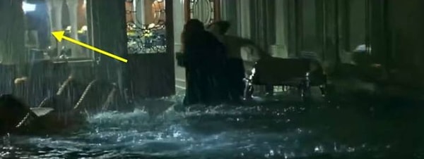 4. В «Титанике», когда Джек и Роуз убегают от Кэла, слева в окне можно увидеть камеру и осветительное оборудование.