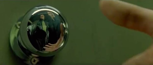 5. Кинопромах из «Матрицы»: в ручке виден объектив камеры.