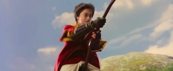 7. А в фильме «Гарри Поттер и Философский камень», когда Снейп накладывает заклинание на метлу Гарри, можно увидеть часть велосипедного сиденья, на котором сидит актер.